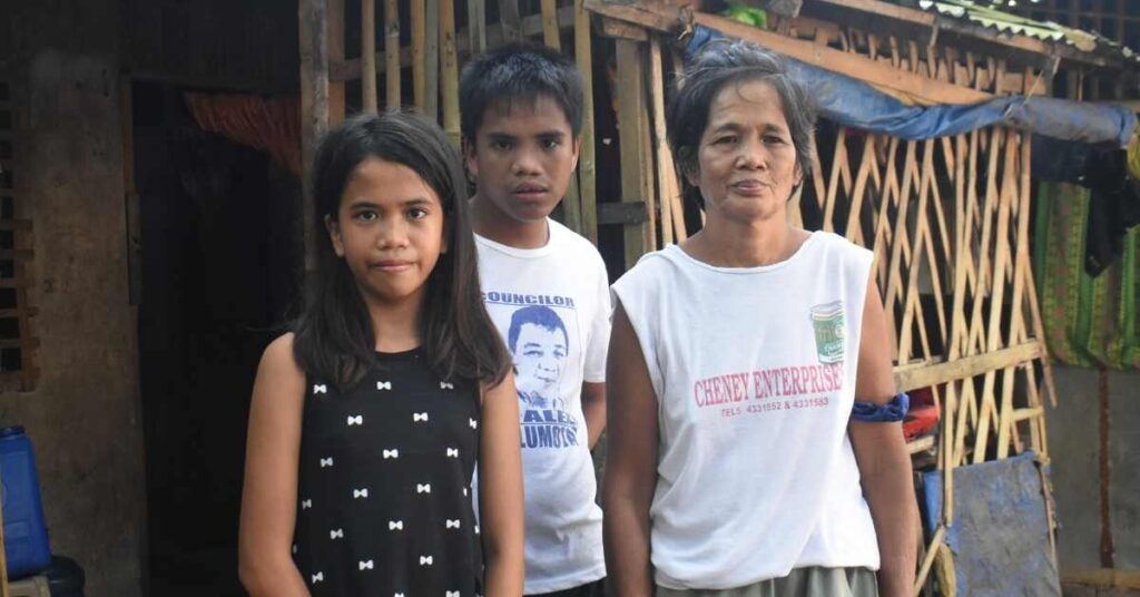 Siblings, Aljon Margil with their mum